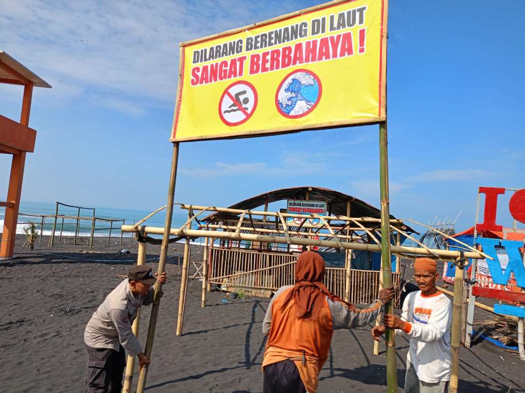 Ombak Pantai Besar, Polres Lumajang Pasang Papan&nbsp;Imbauan