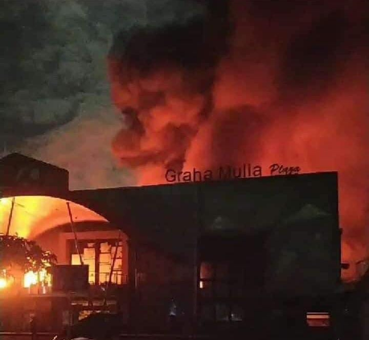 GM Plaza Lumajang Terbakar, Damkar Luar Kota Turun&nbsp;Tangan