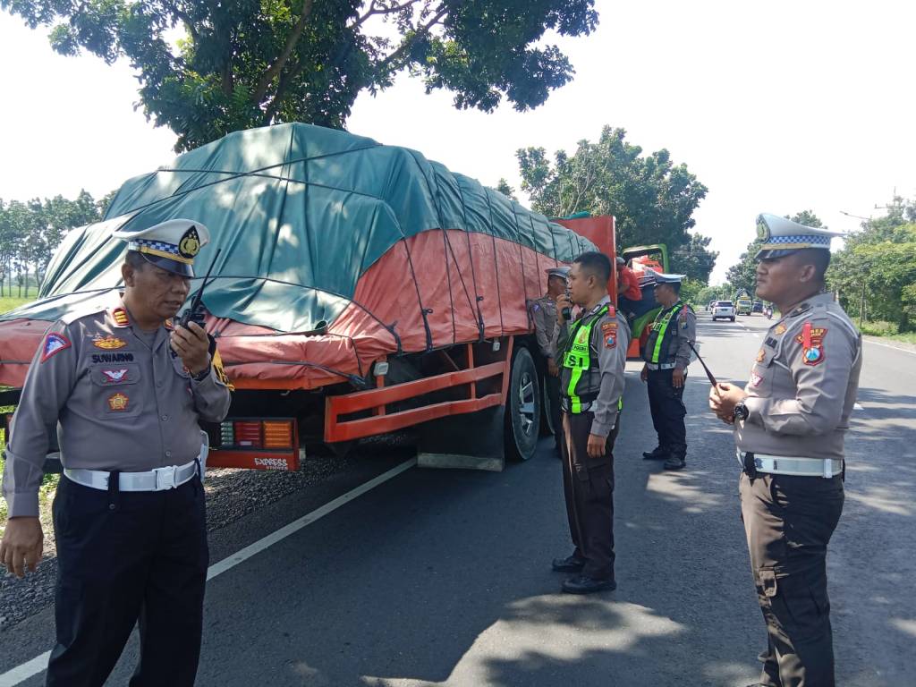 Nekat Beroperasi Saat Lebaran Truk di JLT Lumajang Kena Tilang&nbsp;Polisi