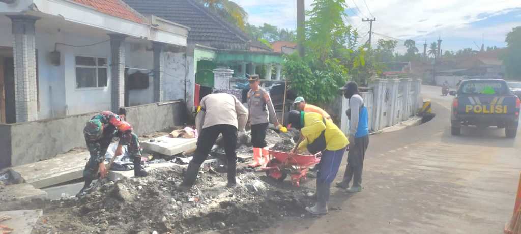Pasca Banjir di Candipuro Lumajang, Kerjabakti Bersihkan&nbsp;Gorong-gorong