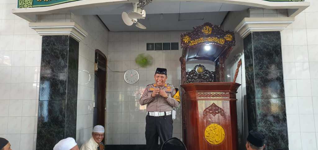 Kasat Lantas Polres Lumajang AKP Suwarno Safari Jumat di&nbsp;Masjid