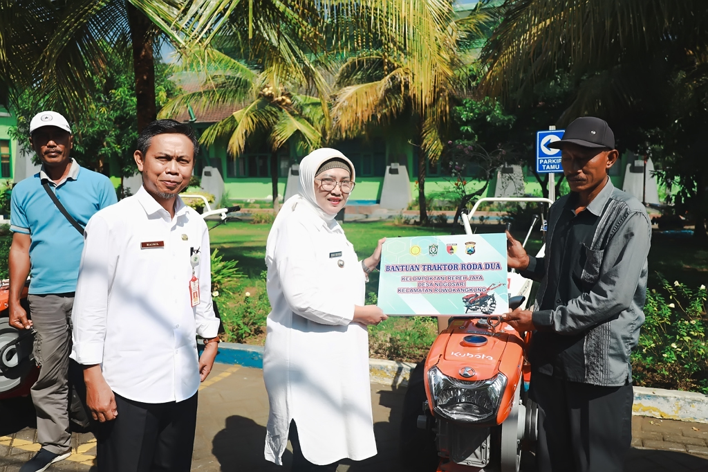 Kelompok Tani di Lumajang Terima Bantuan 35 Unit Traktor Roda&nbsp;Dua