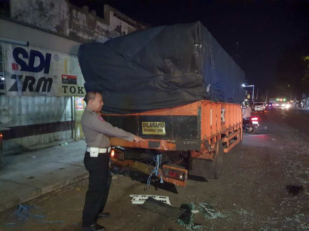 Bruak, Elf Rombongan Ziarah Tabrak Truk Parkir di Klakah&nbsp;Lumajang