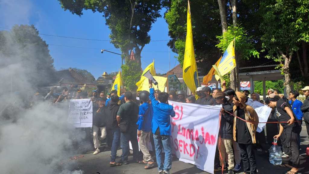 Tak Pro Pendidikan, PMII Lumajang Minta Pj Bupati dan Sekda&nbsp;Mundur