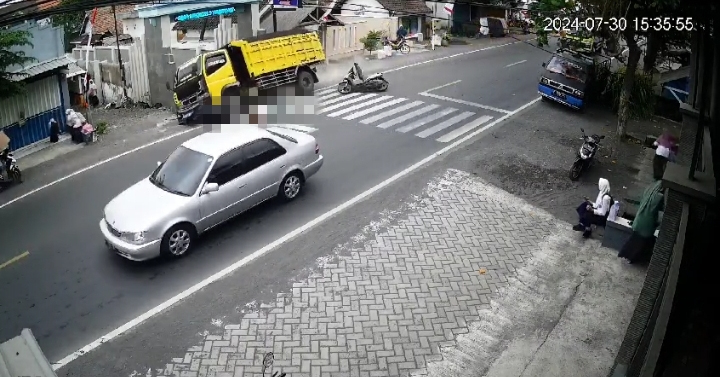 Bruak, Kecelakaan Didepan SMA Pasirian Lumajang Korban Terlindas&nbsp;Truk