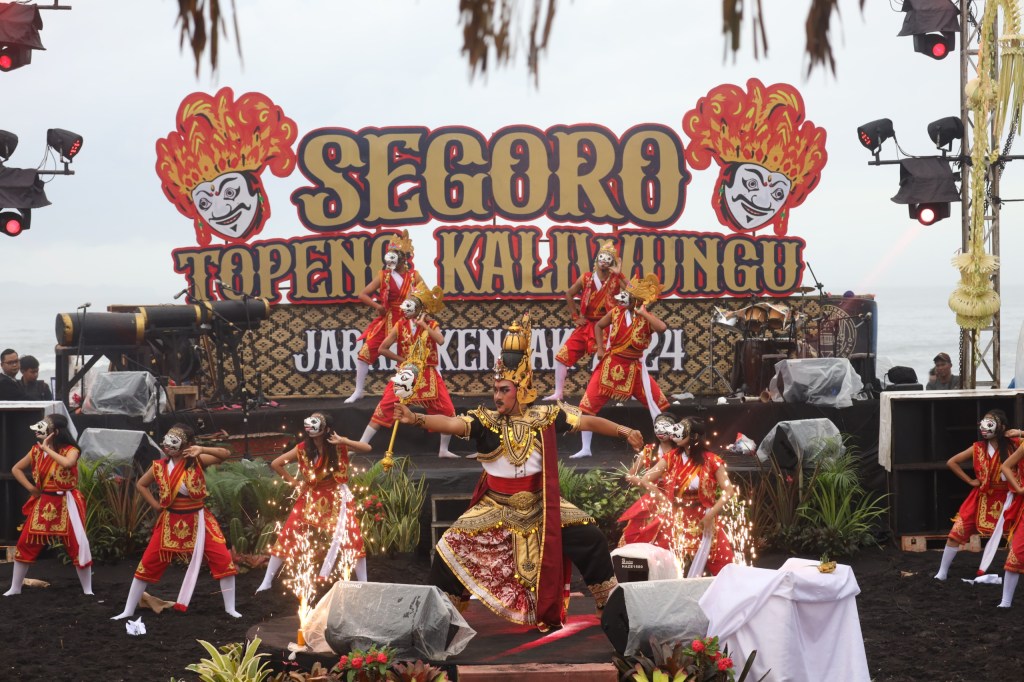 Segoro Topeng Kaliwungu di Watu Pecak Lumajang&nbsp;Meriah