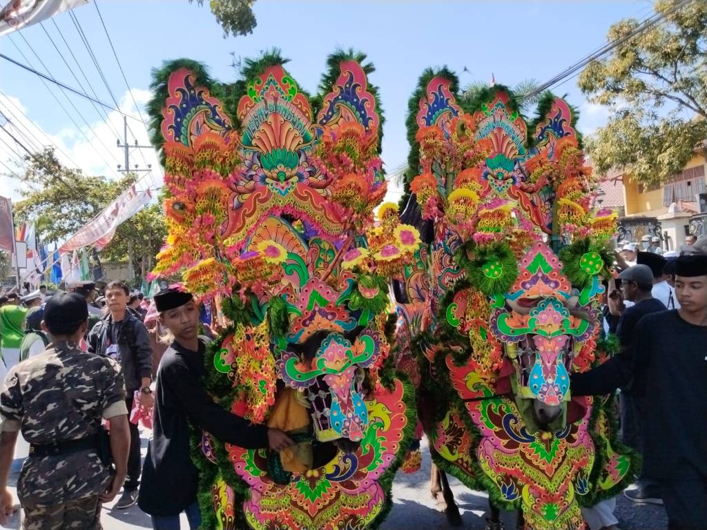 Pendaftaran Cabup Cawabup Cak Thoriq Ning Fika Diiringi&nbsp;Kesenian