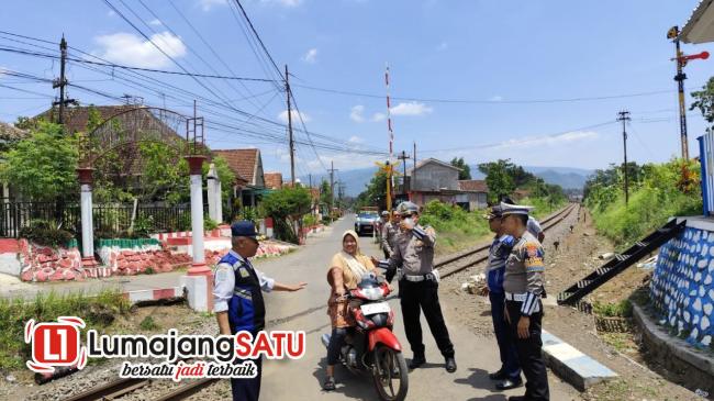 Satlantas Polres Lumajang Edukasi Keselamatan di Perlintasan Kereta&nbsp;Api