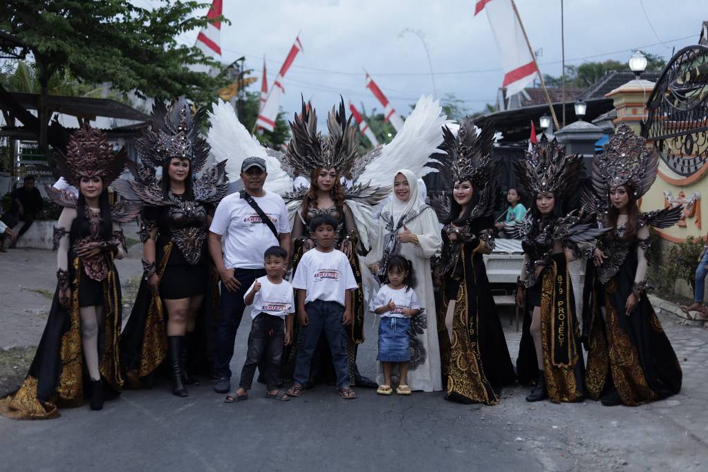 Memukaunya Kostum Peserta Karnaval Kedawung Padang&nbsp;Lumajang