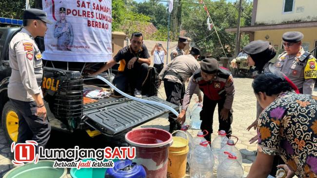 Polres Lumajang Berbagi Air Bersih di Desa&nbsp;Wonoayu