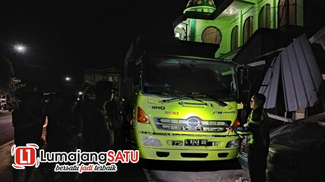 Bruak, Kecelakaan Sesama Truk di Jalan Raya Desa Besuk&nbsp;Lumajang